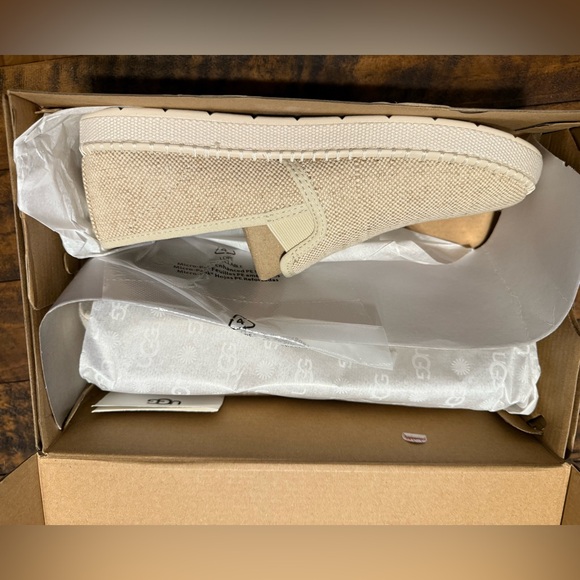 UGG NEW LUCIAH SLIP ON CASUAL SHOES WOMENS SIZE 9 tan natural cream - Picture 9 of 9